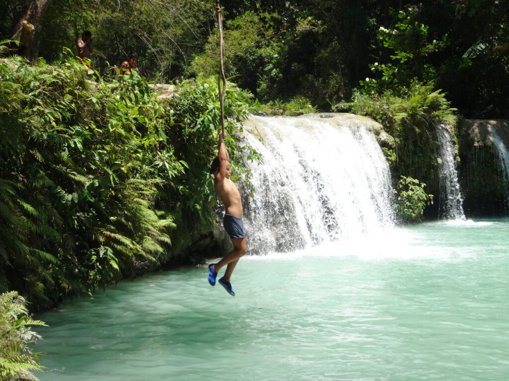 Cascade turquoise des Cambugahay Falls sur l’île de Siquijor