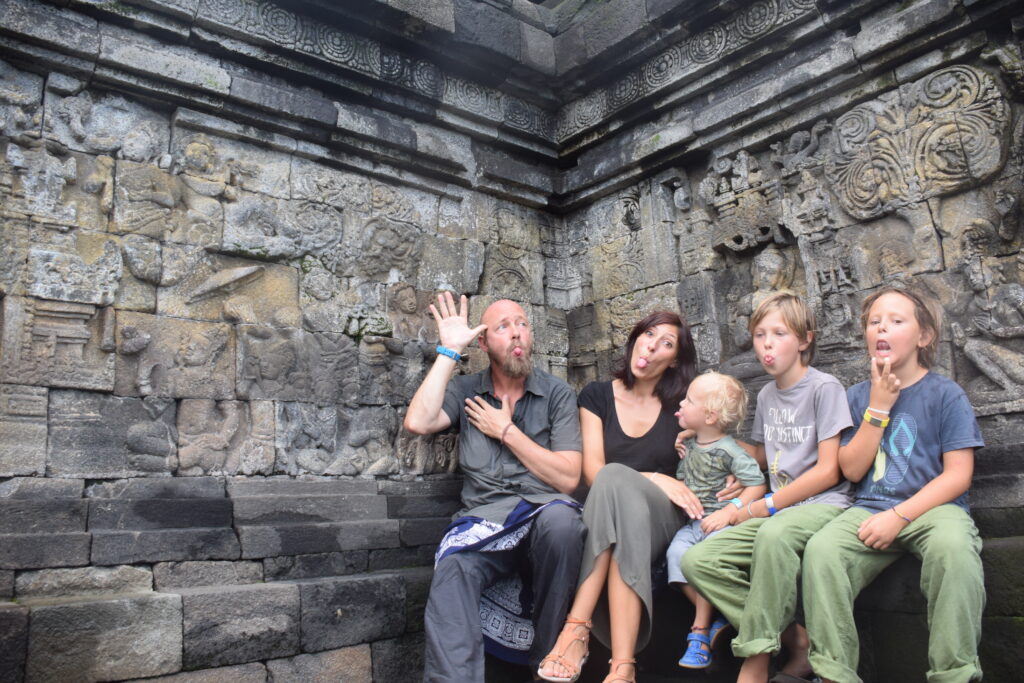 Famille assise sur les pierres du temple de Borobudur à Java
