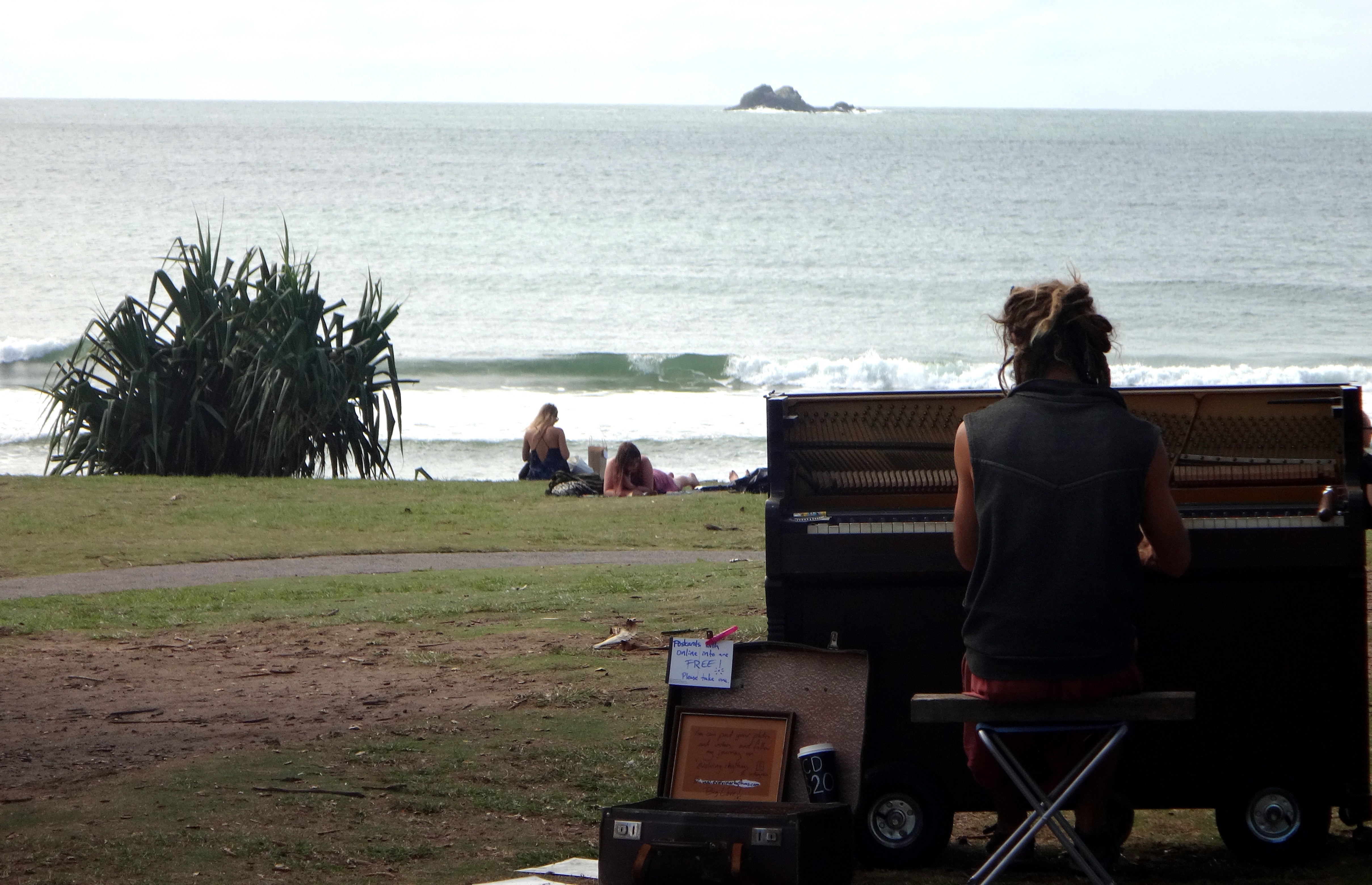 Un mec qui se balade avec son piano !
