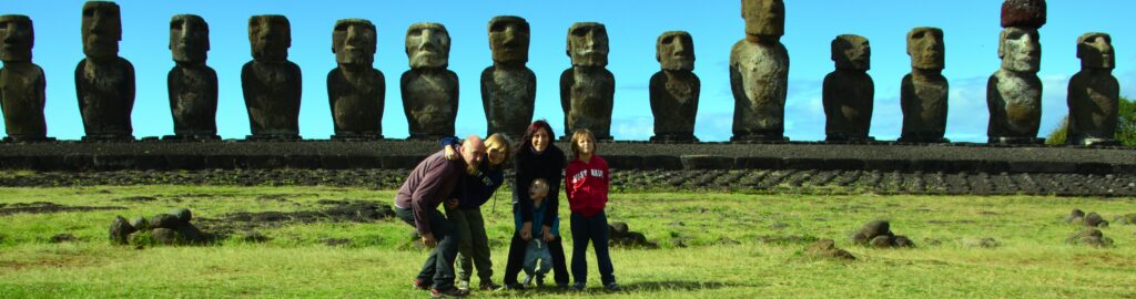 Famille devant l’alignement de moaï d’Ahu Tongariki à l’île de Pâques
