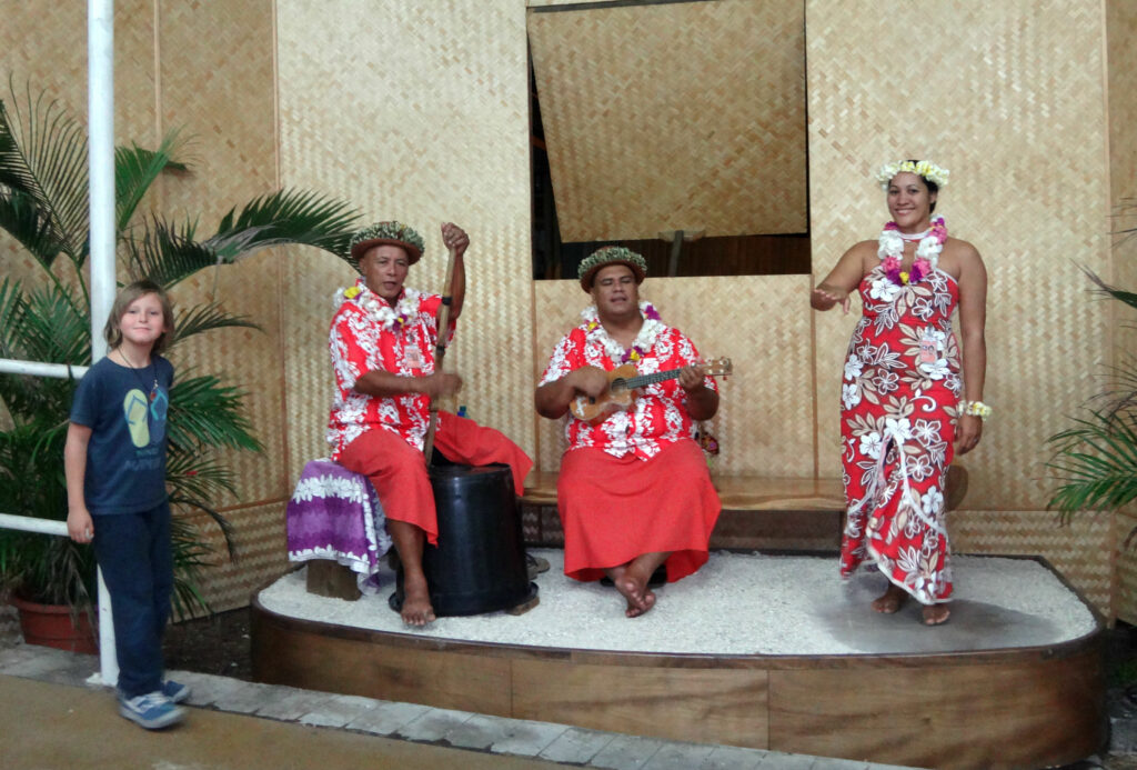 Danseurs et musiciens en tenue traditionnelle polynésienne