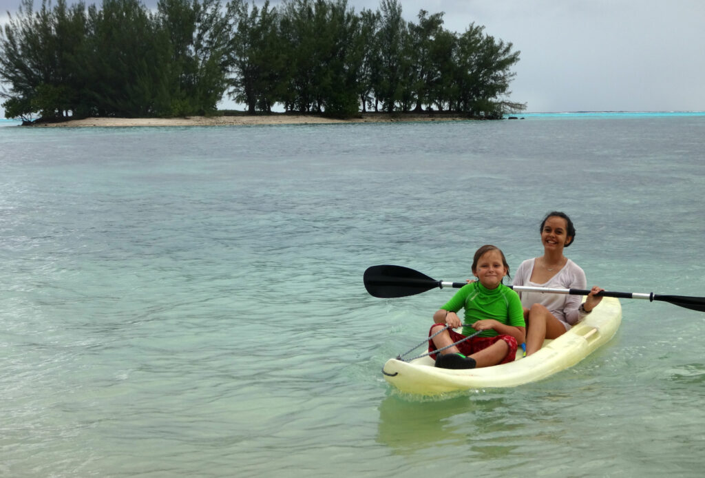 Enfants en kayak sur le lagon turquoise de Moorea