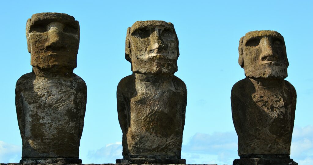 Trois moaï de l’île de Pâques se détachant sur le ciel