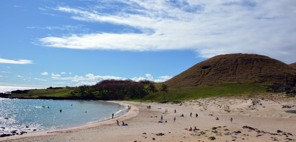 Plage d’Anakena bordée de cocotiers à l’île de Pâques