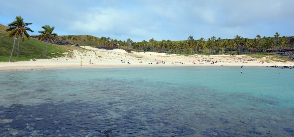 Eau turquoise et sable blanc sur une plage de l’île de Pâques