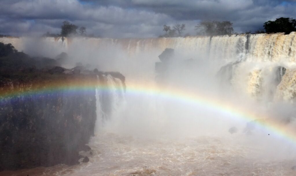 Arc-en-ciel au-dessus des chutes d’Iguaçu côté brésilien