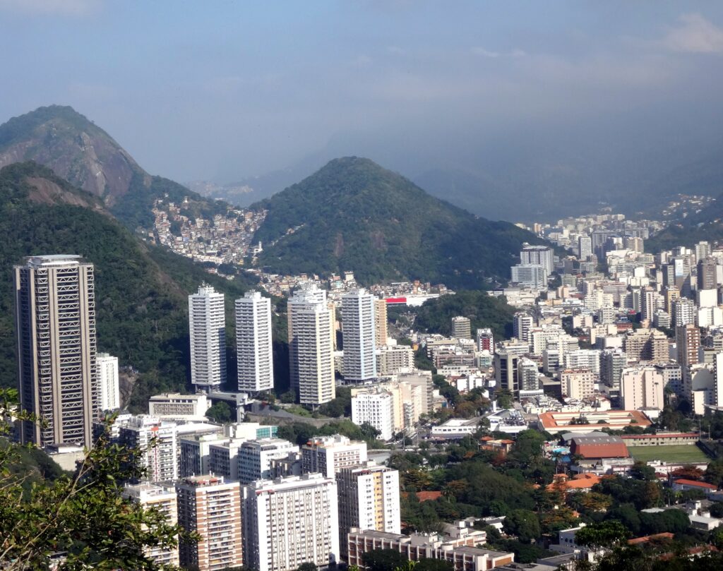 Vue sur Rio de Janeiro et ses montagnes depuis les hauteurs