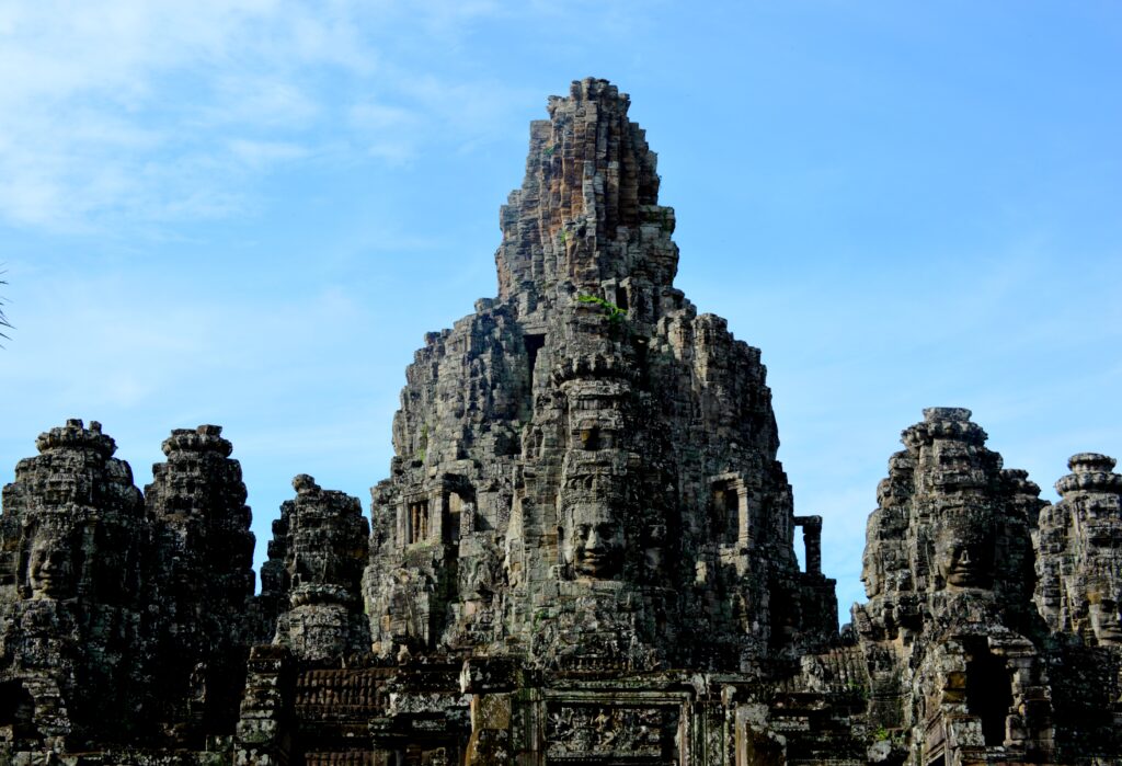 Visages de pierre sculptés du temple du Bayon à Angkor