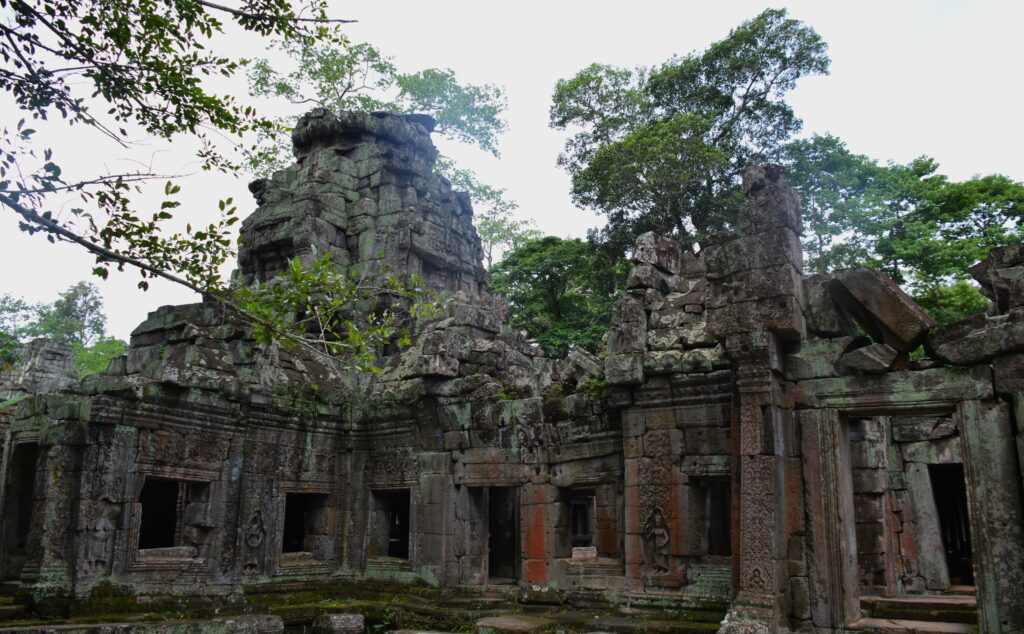 Temple khmer envahi par la végétation dans le parc d’Angkor