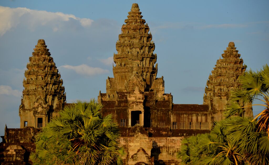 Les tours d’Angkor Wat au Cambodge dans la lumière du matin