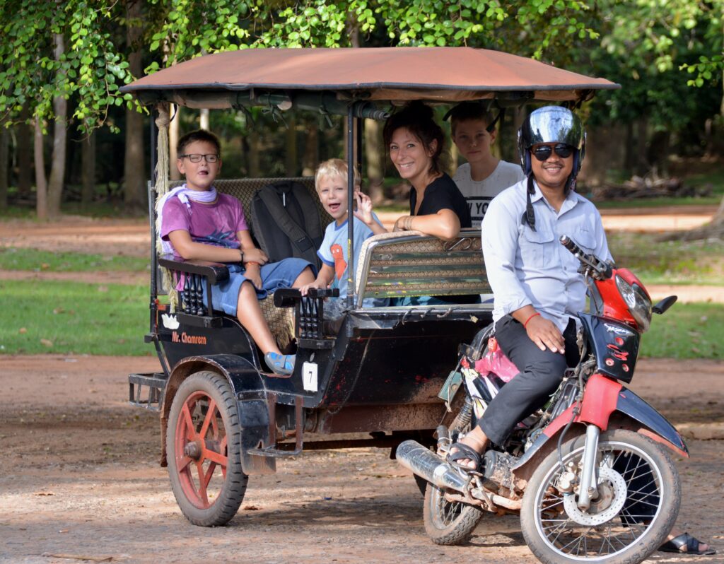 Famille installée dans un tuk-tuk sur la route des temples d’Angkor