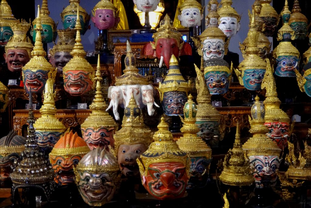 Masques traditionnels thaïlandais colorés sur un étal de marché
