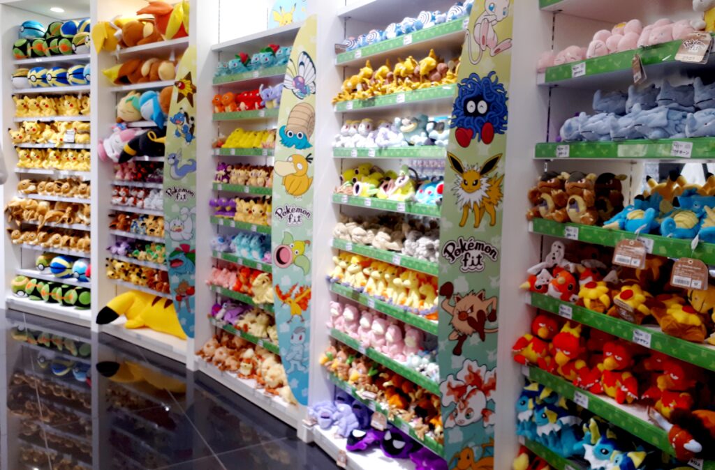 Rayons de peluches d’un magasin de jouets à Tokyo