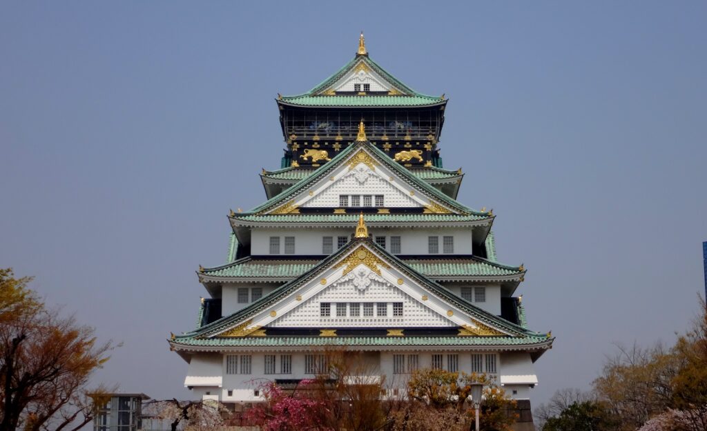 Le château d’Osaka entouré de cerisiers en fleurs au Japon