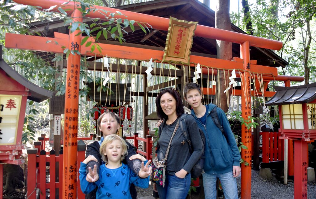 Famille sous les torii vermillon d’un sanctuaire de Kyoto