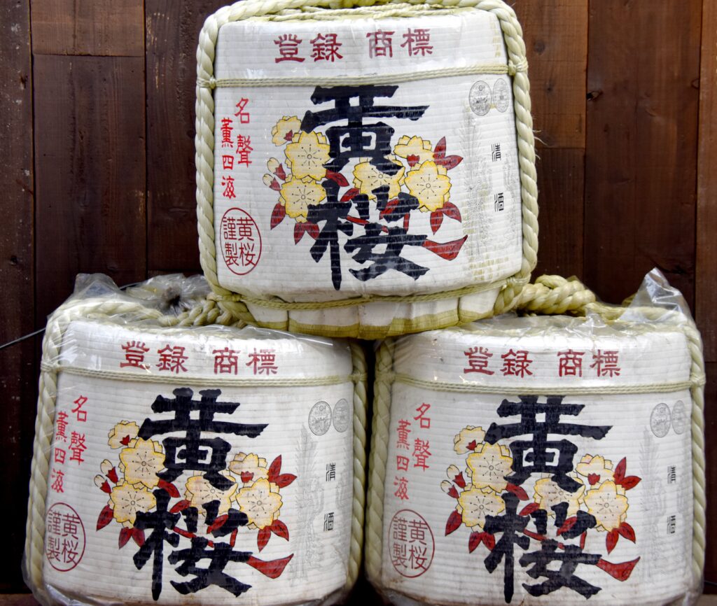 Tonneaux de saké décorés empilés devant un sanctuaire japonais
