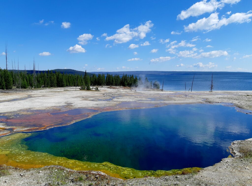 Bassin thermal bleu profond du parc de Yellowstone aux États-Unis