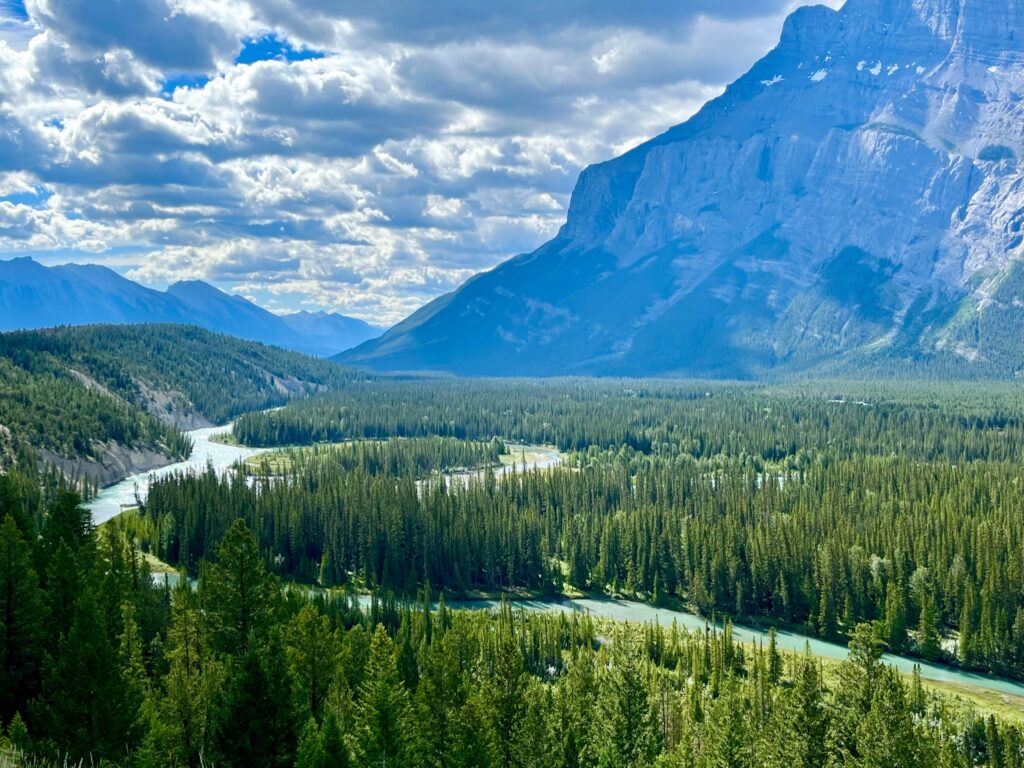 Vallée boisée et montagnes du parc national de Banff au Canada