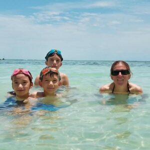 Cléa et ses trois enfants dans la mer en Thaïlande